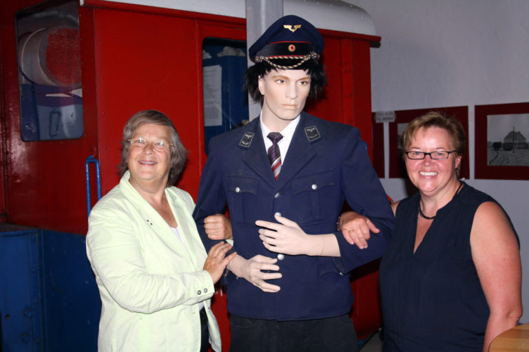 Bärbel Höhn besucht das Kleinbahnmuseum in Enger